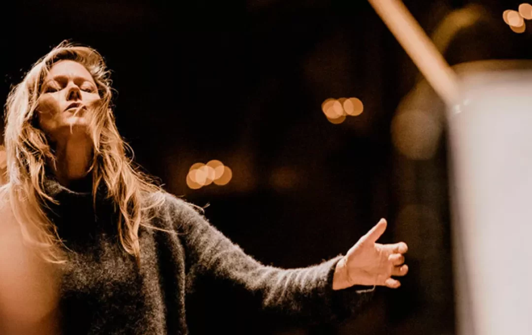 Barbara Hannigan conducting