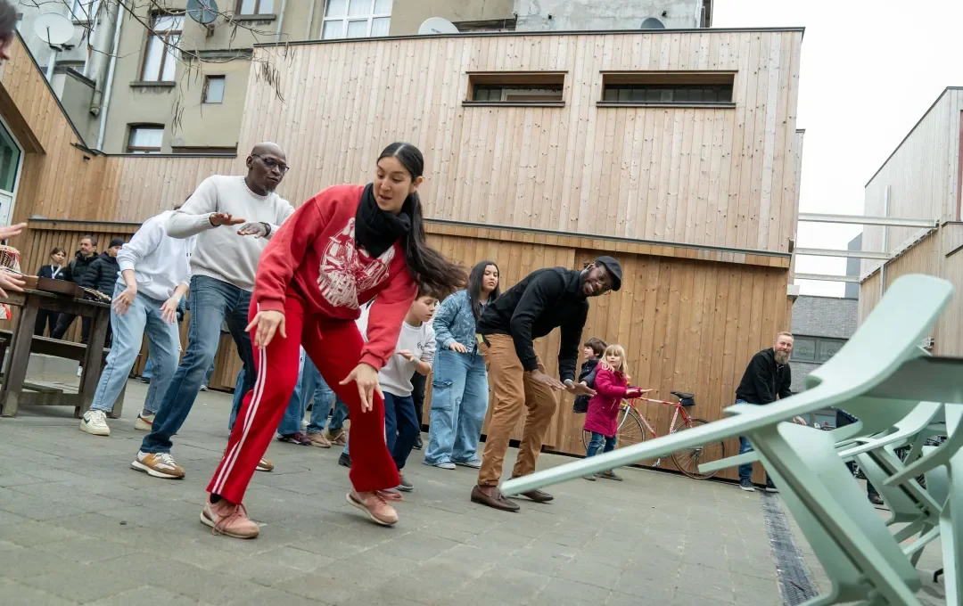 groep Molenbekenaars danst op muziek in het buurtcentrum