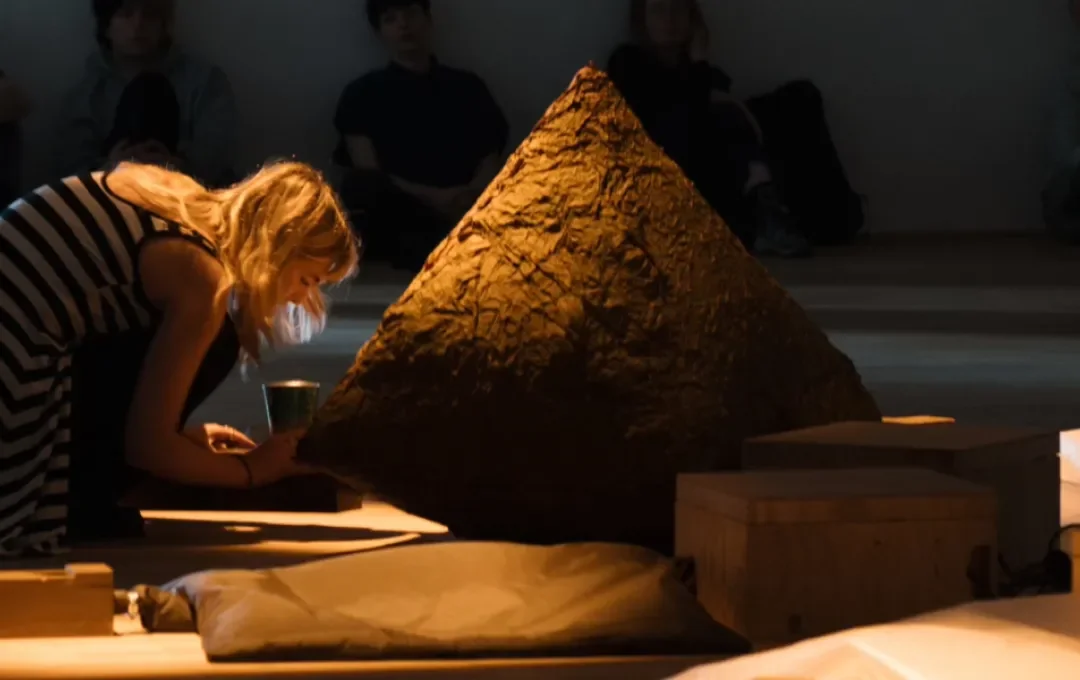 Anouk Kellner performing Airchoir