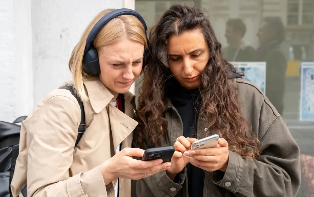 Two persons listening to a soundwalk