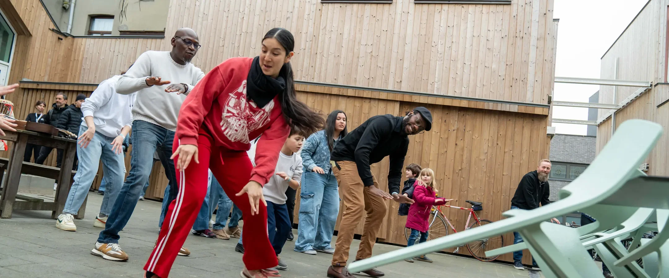 groep Molenbekenaars danst op muziek in het buurtcentrum