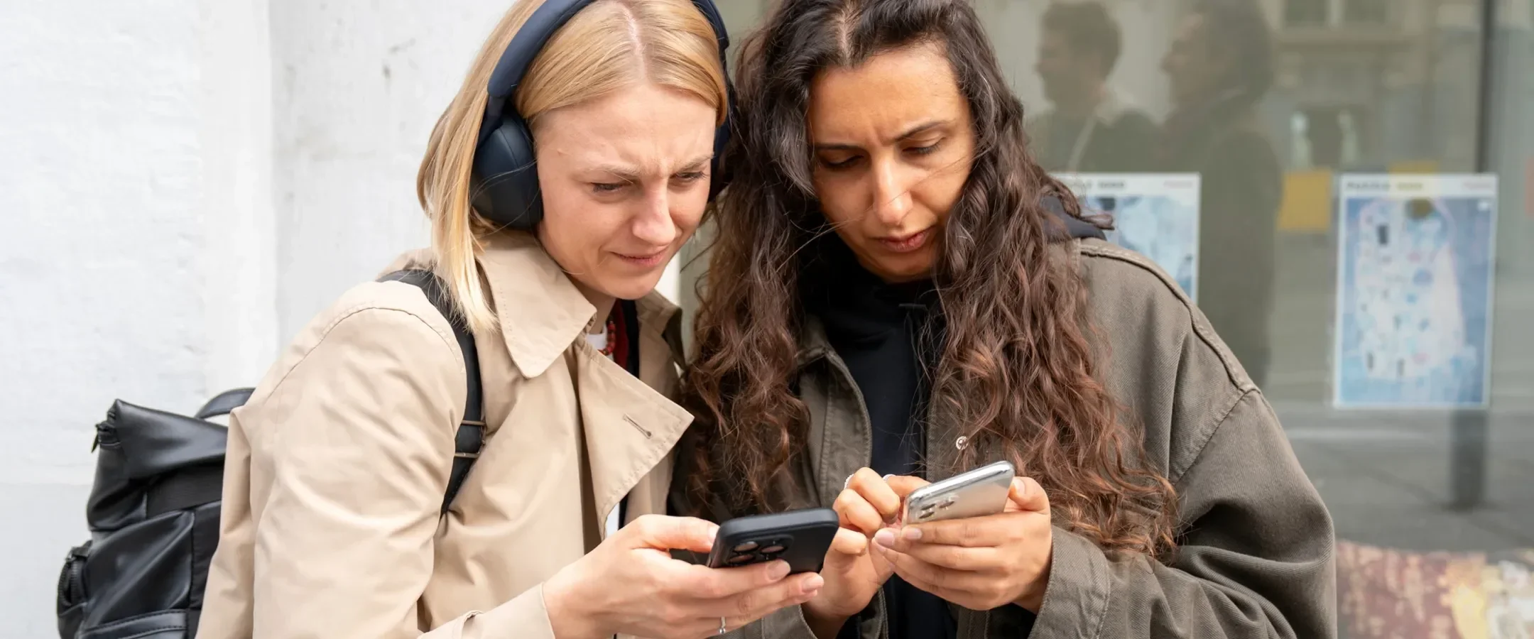 Two persons listening to a soundwalk