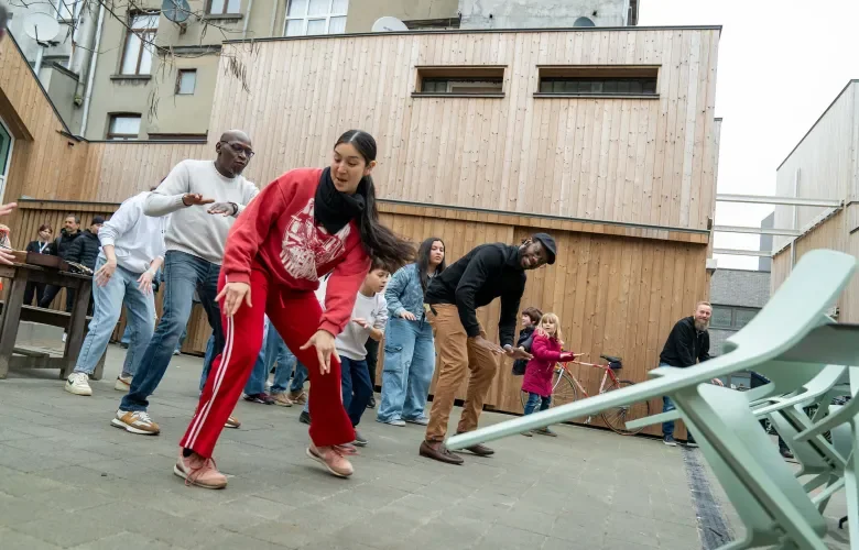 groep Molenbekenaars danst op muziek in het buurtcentrum