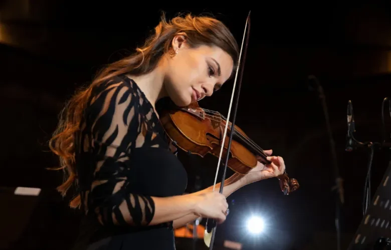Photo Nicola Benedetti playing violin