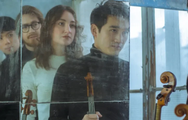 Photo Simply Quartet looking in the mirror