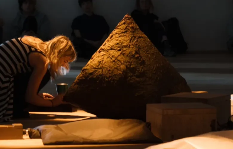 Anouk Kellner performing Airchoir