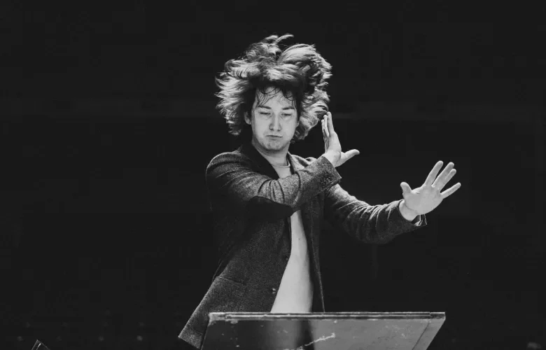 Maxim Emelyanychev conducting