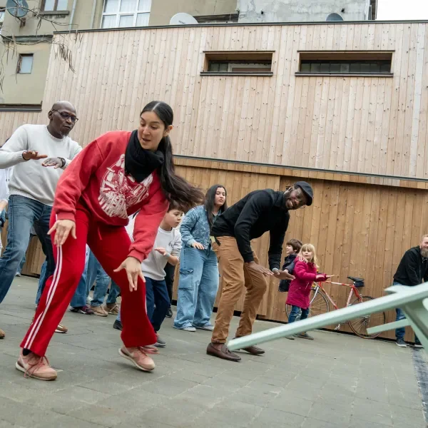 groep Molenbekenaars danst op muziek in het buurtcentrum