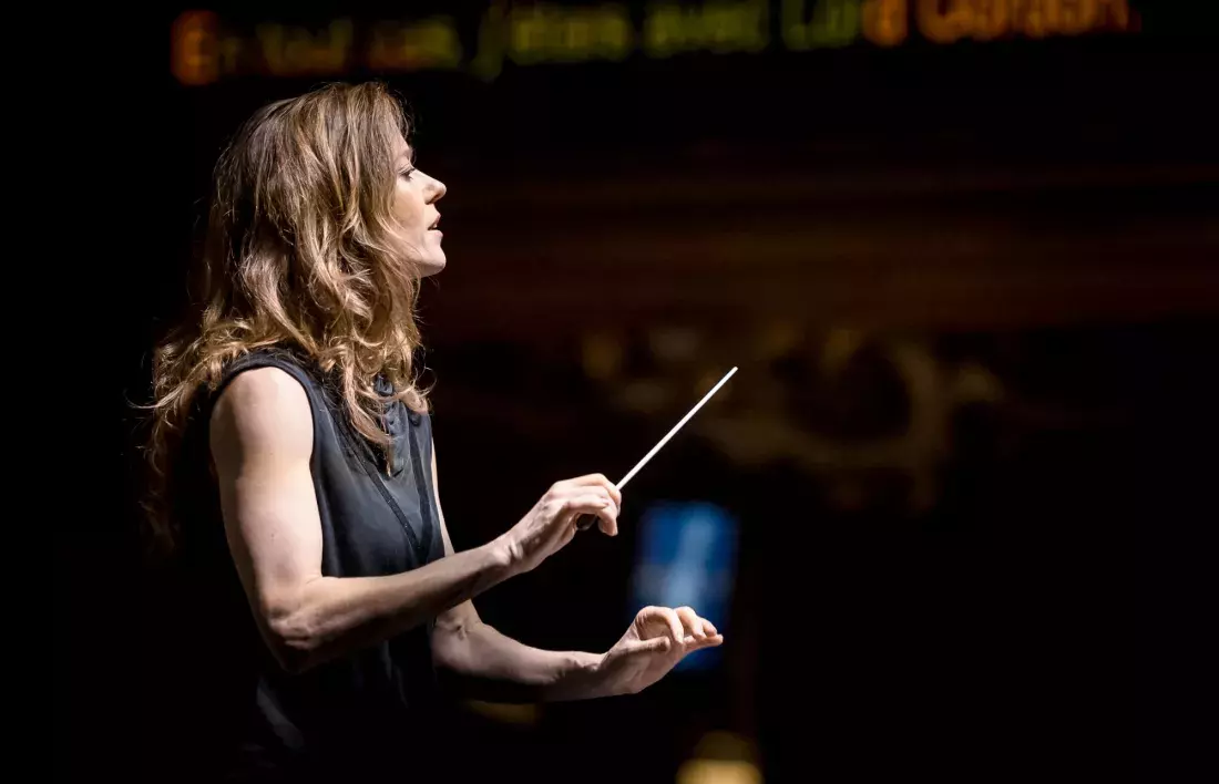 Barbara Hannigan conducting