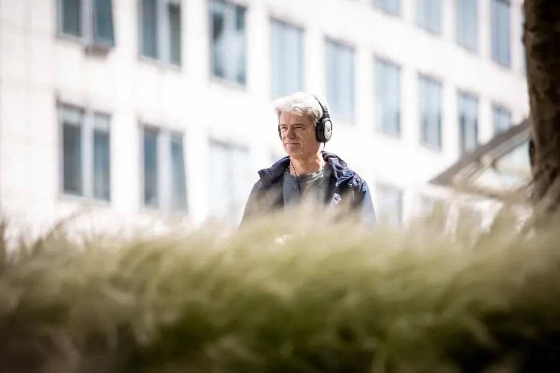 Soundwalk man met koptelefoon